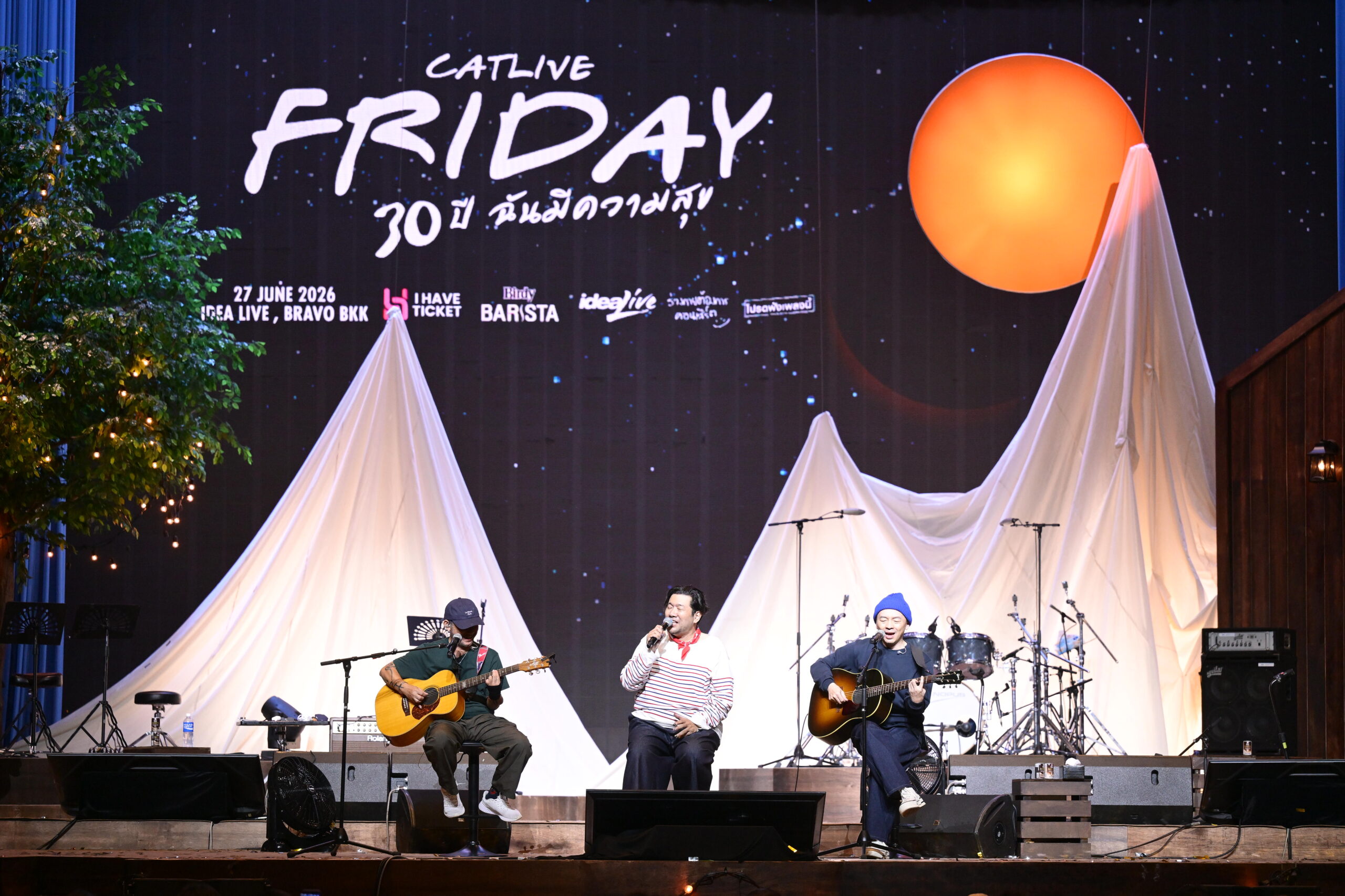 ความสุขล้นเวทีคอนเสิร์ต “ฟรายเดย์ 30 ปี ฉันมีความสุข”